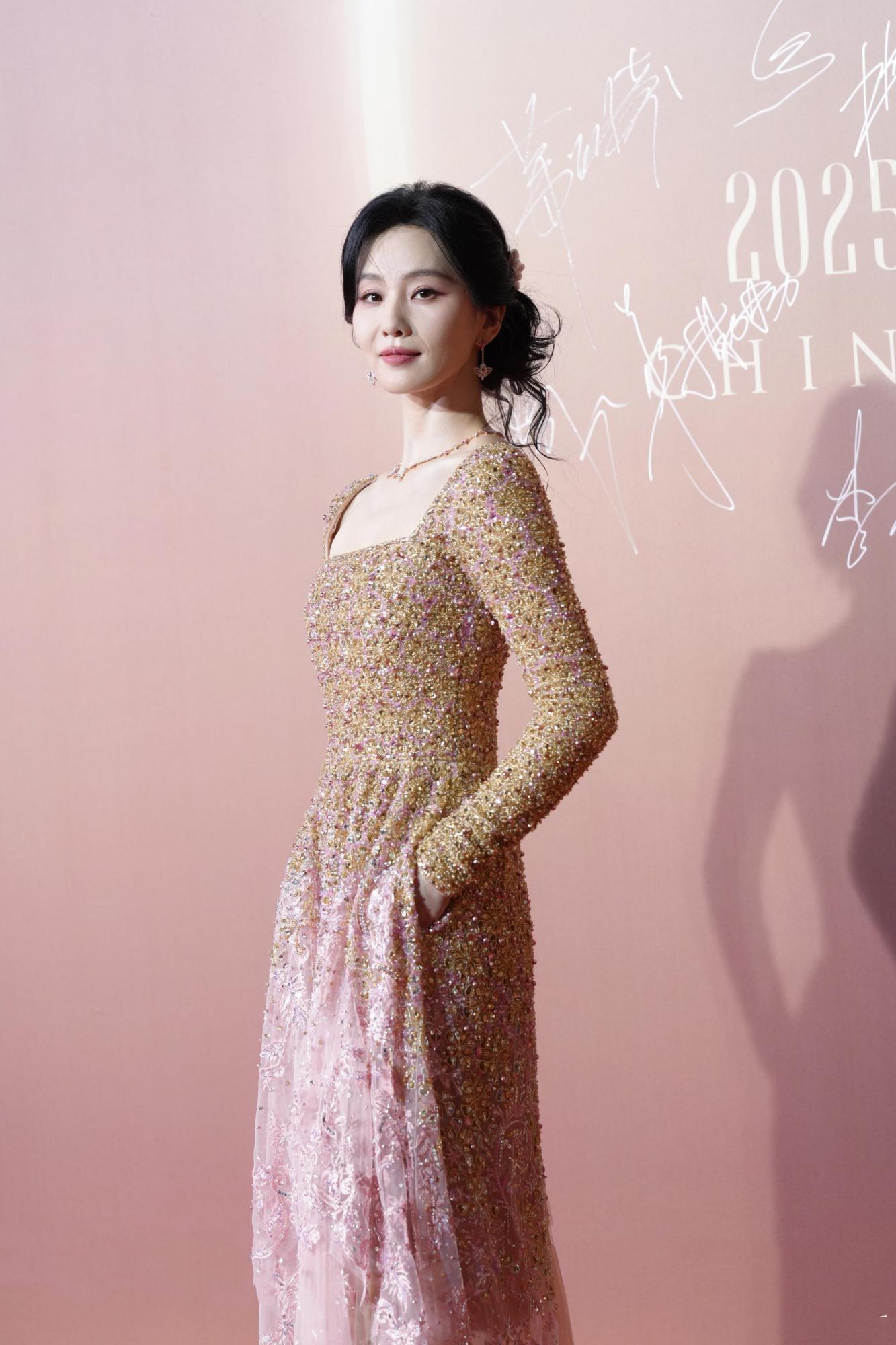 刘诗抹胸连身礼服上半身侧身现场生图[2]